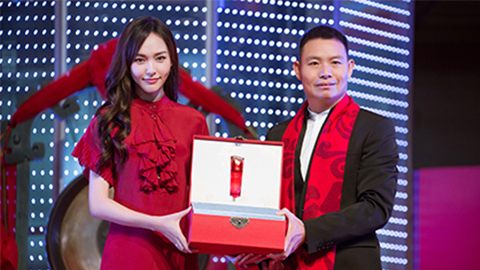 中国美正当红，尊龙官方网站首页A股上市，引领新时代